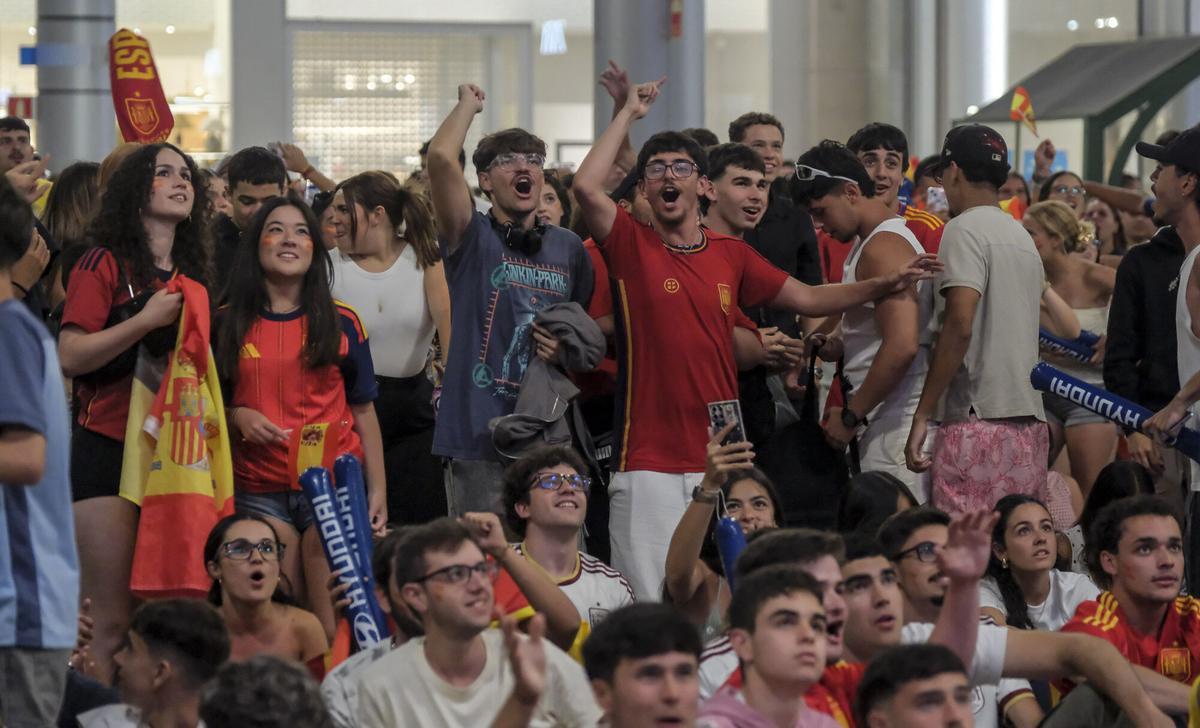 Afición española viviendo el cruce de España-Portugal en el CC Los Alisios