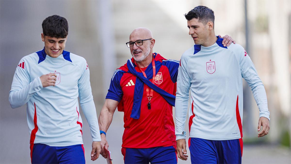 De la Fuente, junto a Cubarsí y Morata, en un entrenamiento de España