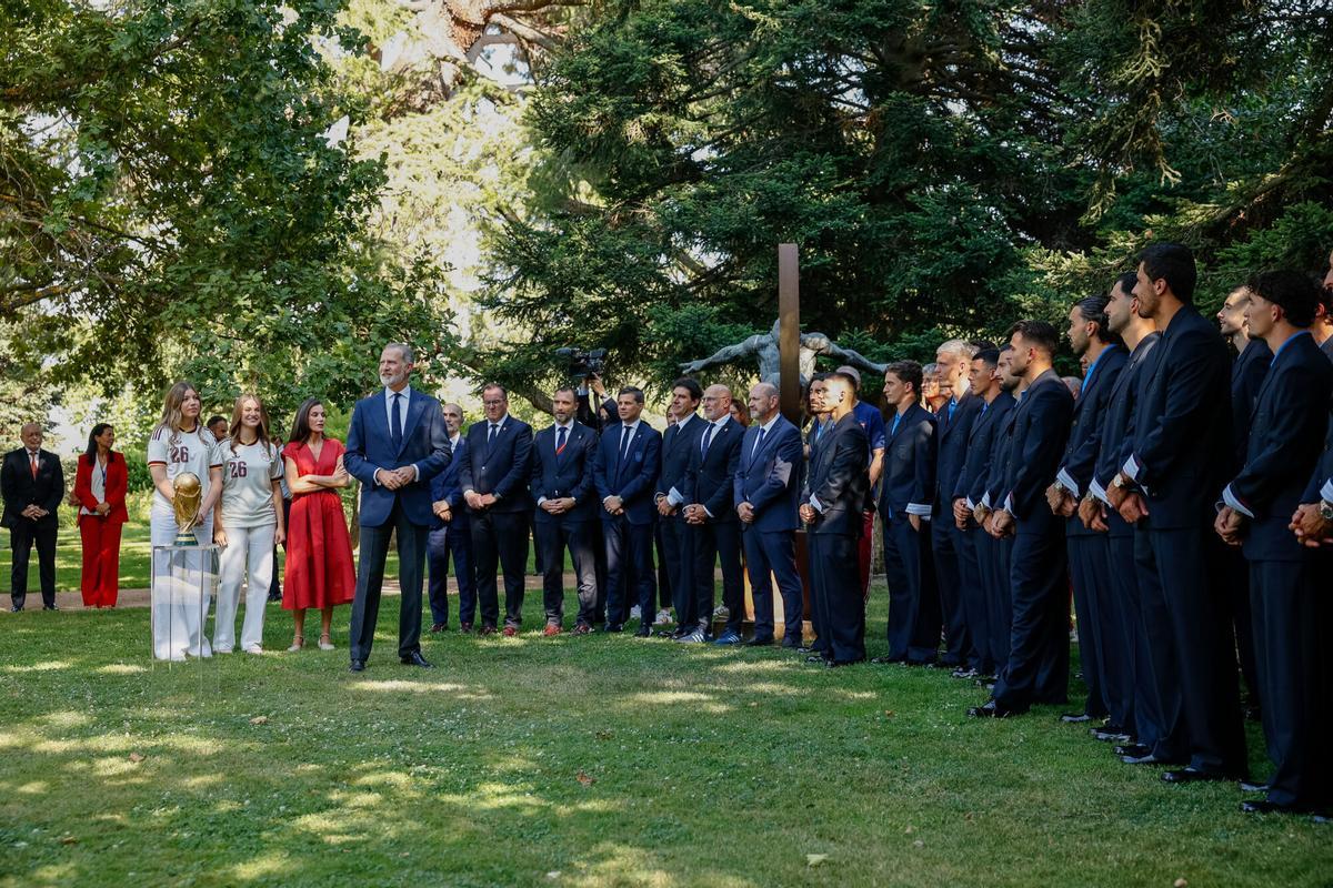 La Familia Real recibe en el Palacio de la Zarzuela a la selección española La Familia Real recibe en el Palacio de la Zarzuela a la selección española