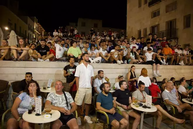 La emoción del Mundial se respira en las calles de Alicante durante el Francia-Marruecos