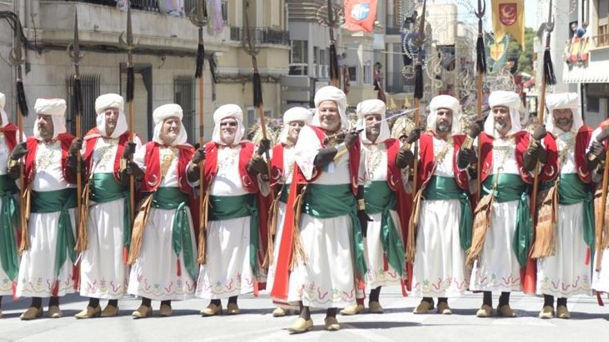 La Filà Walíes durante un desfile en Moros y Cristianos