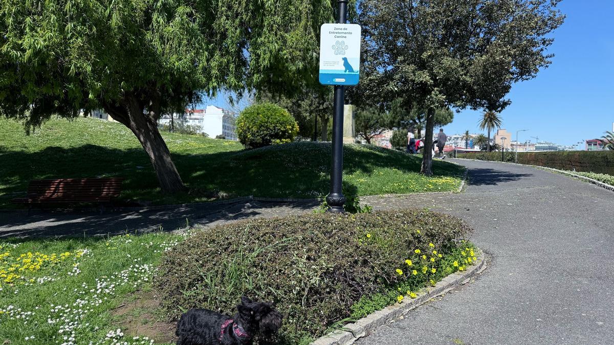 Señal que indica la zona de esparcimiento canina del parque de la Maestranza