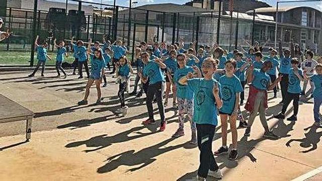 Actividad de baile dirigido en las pistas de tenis.