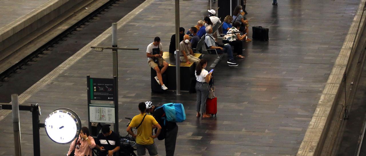 Los pasajeros esperan la llegada del tren que cubre la línea Zaragoza-Valencia, este jueves en la estación Delicias de Zaragoza.
