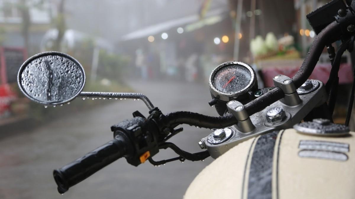 Cómo conducir en moto con lluvia