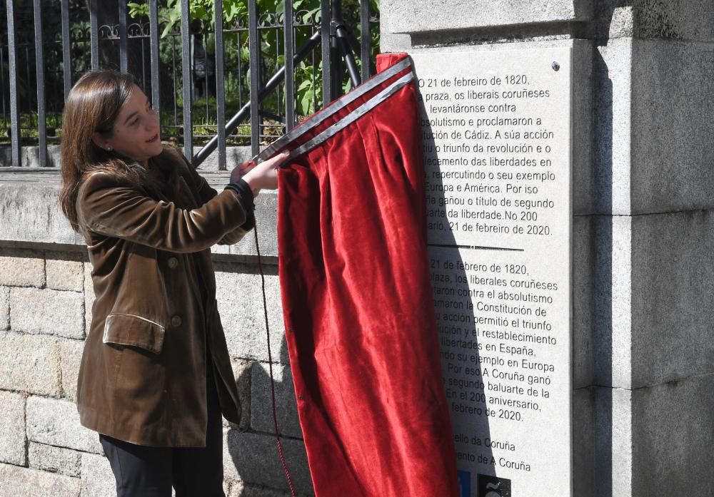 La alcaldesa Inés Rey ha descubierto una placa conmemorativa en la plaza de la Constitución en recuerdo del 200 aniversario de la revolución de 1820, en la que A Coruña fue protagonista.