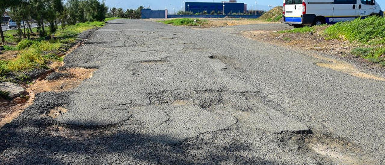 La carretera en mal estado de acceso a la Escuela Oficial de Idiomas de La Garita.