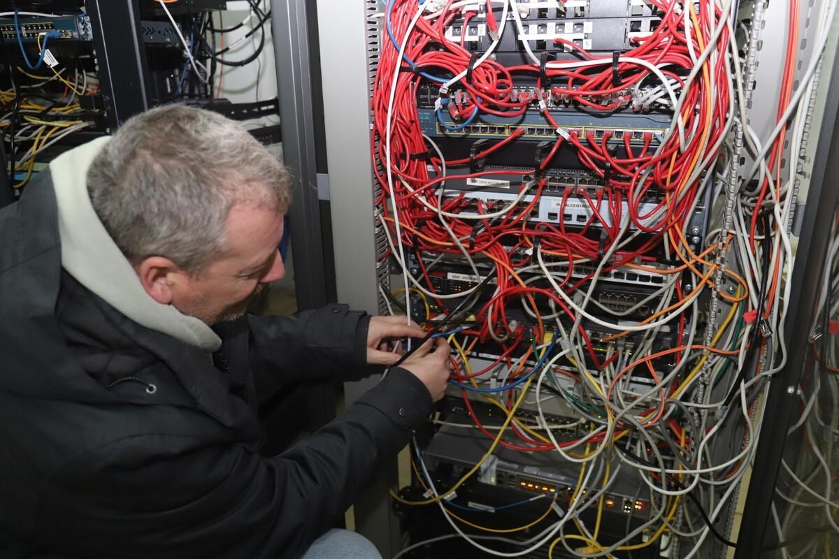 Un técnico revisa las conexiones de AEstradaDixital