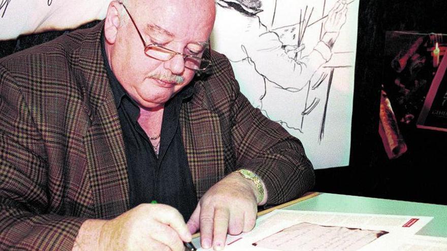 El falsificador Konrad   Kujau, en 1998, firmando   un ejemplar de uno   de sus libros