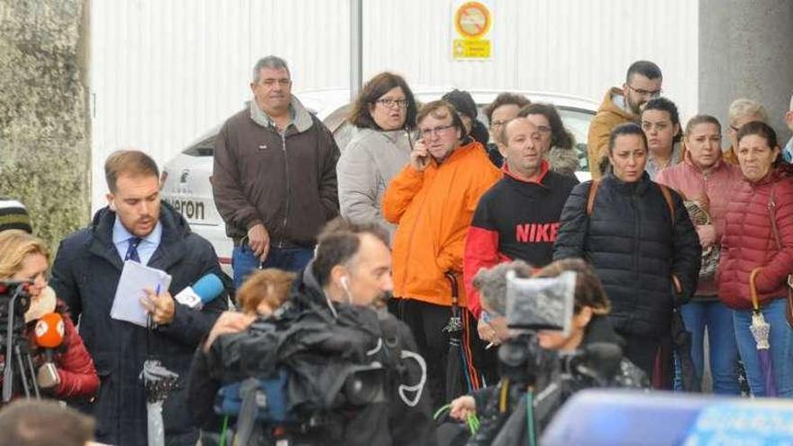 Máxima expectación a las puertas del juzgado de Ribeira y gritos de &quot;asesino&quot;