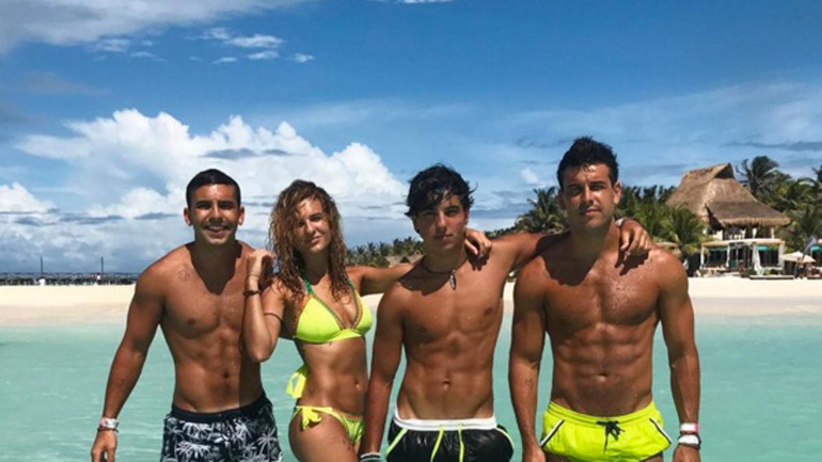 La foto de Mario Casas con sus hermanos que sube la temperatura del verano