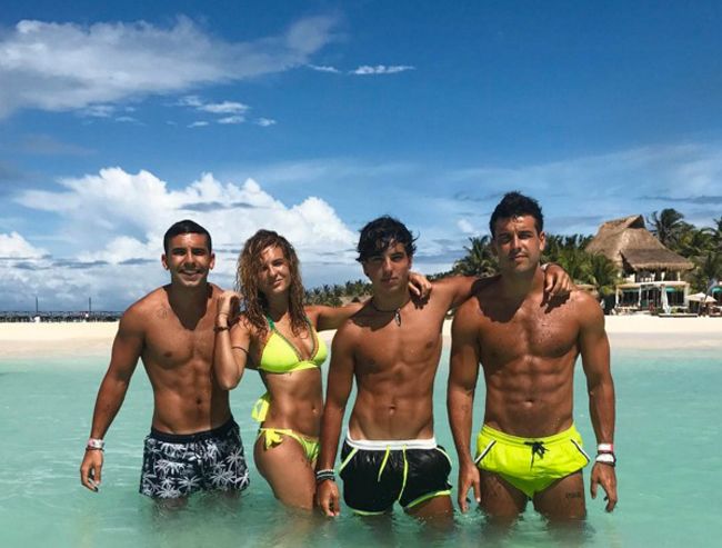 La foto de Mario Casas con sus hermanos que sube la temperatura del verano