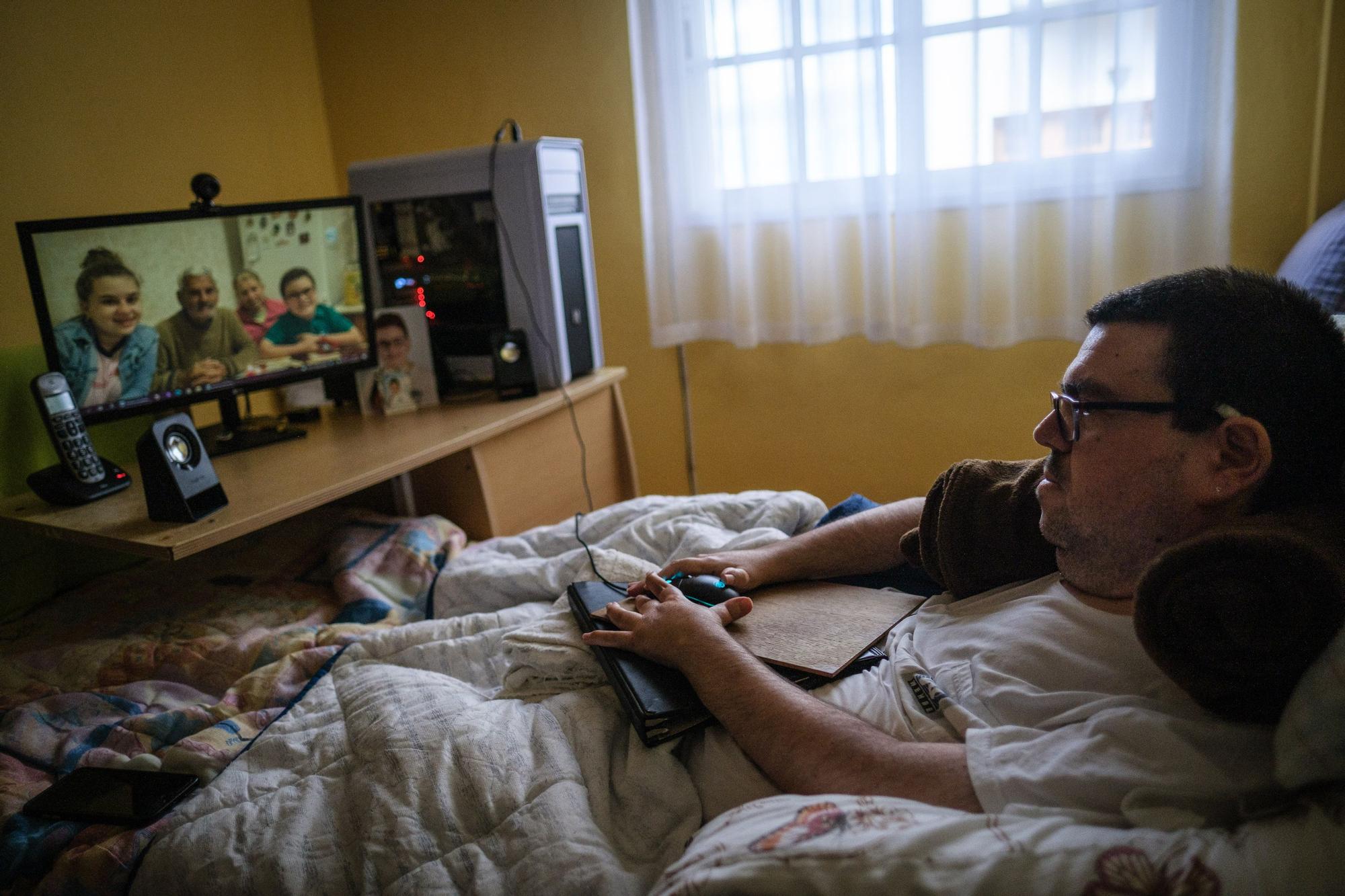 Francisco Javier Delgado maneja su ordenador con un ratón, aunque tiene escasa movilidad en las manos