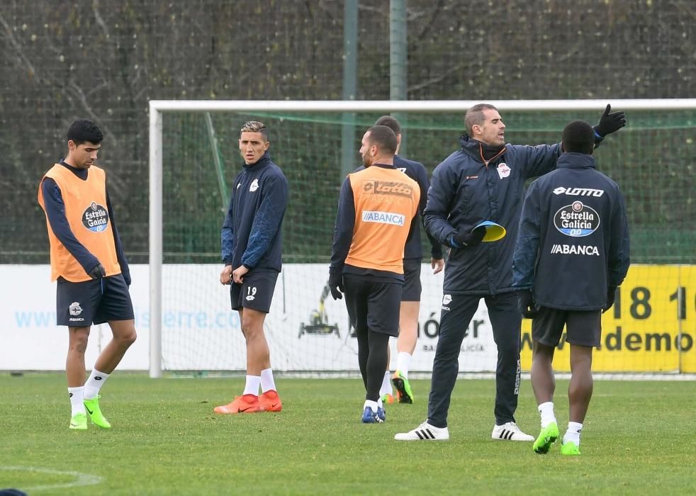 El equipo ensaya la salida de balón, centros, remates y despejes, y transiciones defensa-ataque y ataque-defensa.