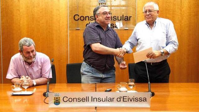 Antoni Tur recibe el cheque de los 3.000 euros de manos de Marià Torres
