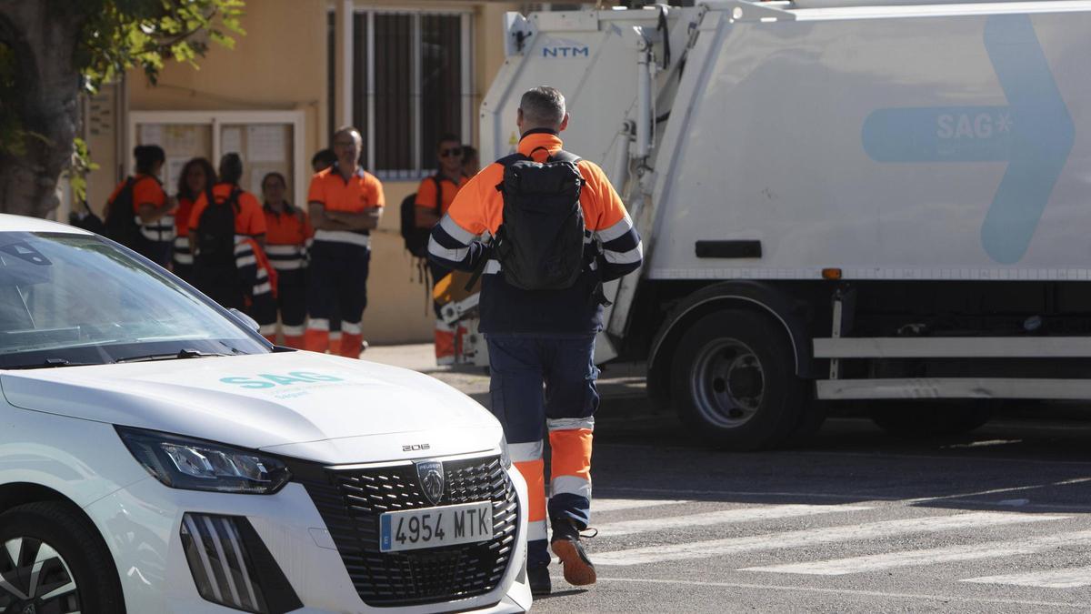 Trabajadores de la SAG en la sede de la empresa pública.