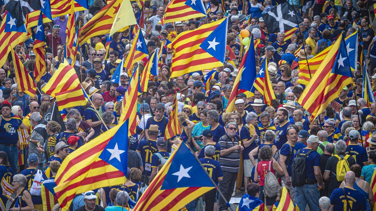 Manifestantes independentistas durante la Diada de 2023.