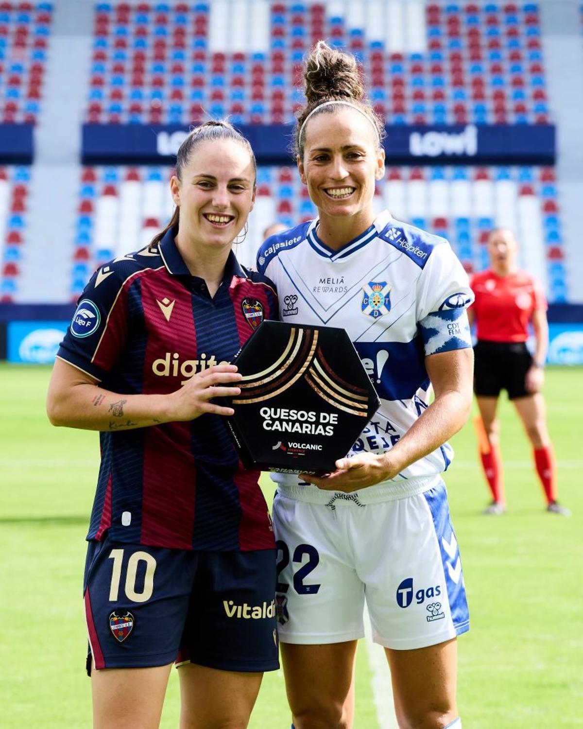 Érika González, junto a Patri Gavira en un acto promocional en la previa dle Levante-Costa Adeje.