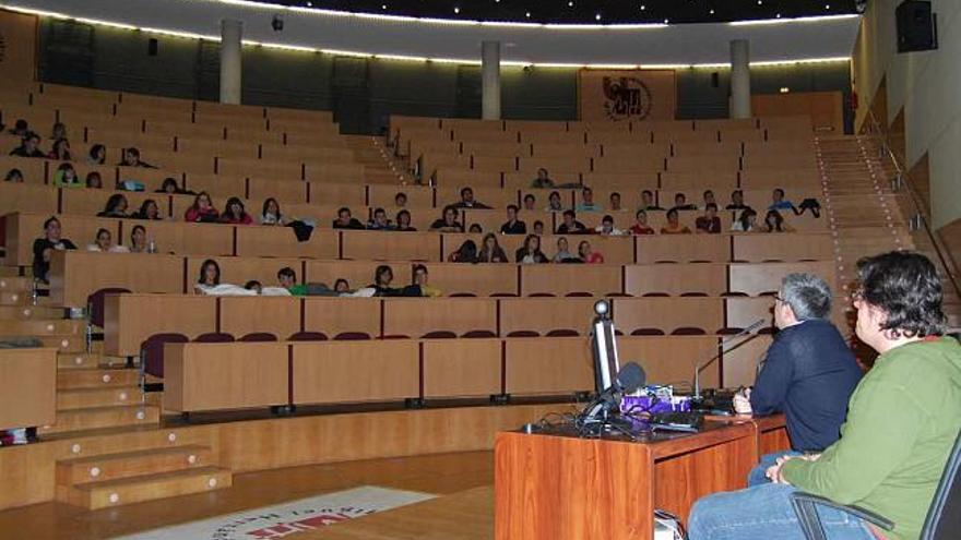 Estudiantes de Bachillerato, ayer en el aula magna de la UMH durante la conexión con la NASA