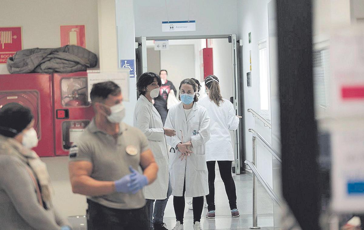 Profesionales sanitarios en el centro de salud de Escola Graduada.