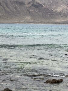 La rotura está detectada a poca distancia de la orilla de La Graciosa (se aprecia en la fotografía el burbujeo).