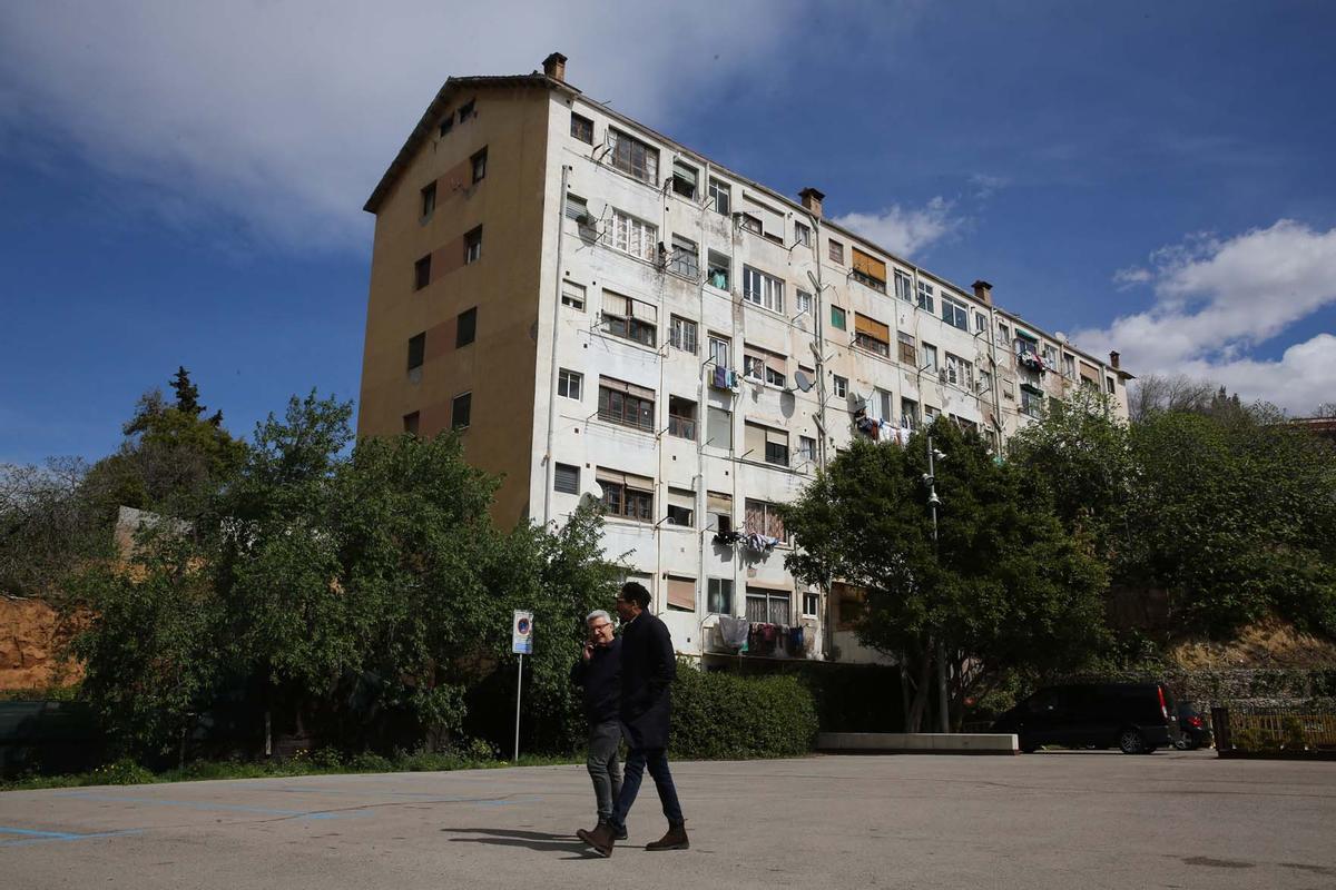 Edificio El Barco de Esplugues, desalojado el lunes por riesgo de derrumbe y en el que actualmente cinco vecinos se niegan a salir.