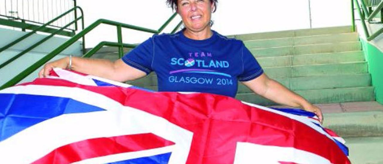 La concejal de Antigua, la escocesa Deborah Carl Edgington, con una bandera de Reino Unido, ayer en Puerto del Rosario.