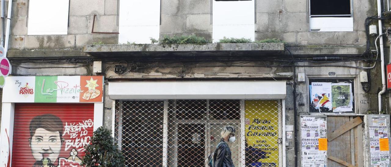 El edificio con la puerta tapiada tras desalojar a los okupas.