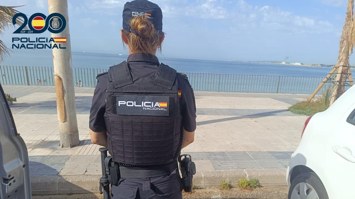 Una agente de la Policía Nacional en la playa de Can Pere Antoni de Palma.