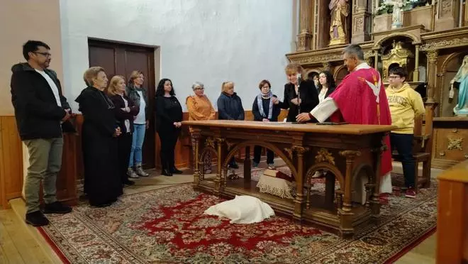 Villardeciervos, en traje de luto ante su altar desnudo