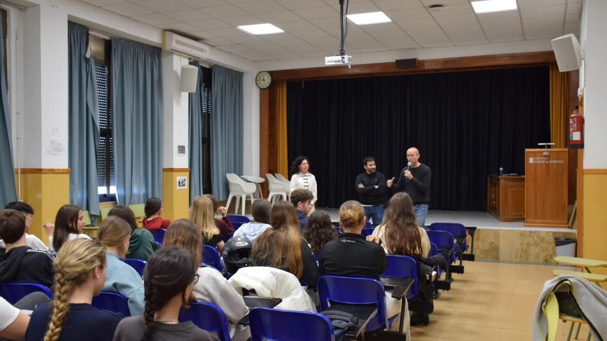 La charla en la que intervino Vicent Marzà en el IES Josep de Ribera de Xàtiva.