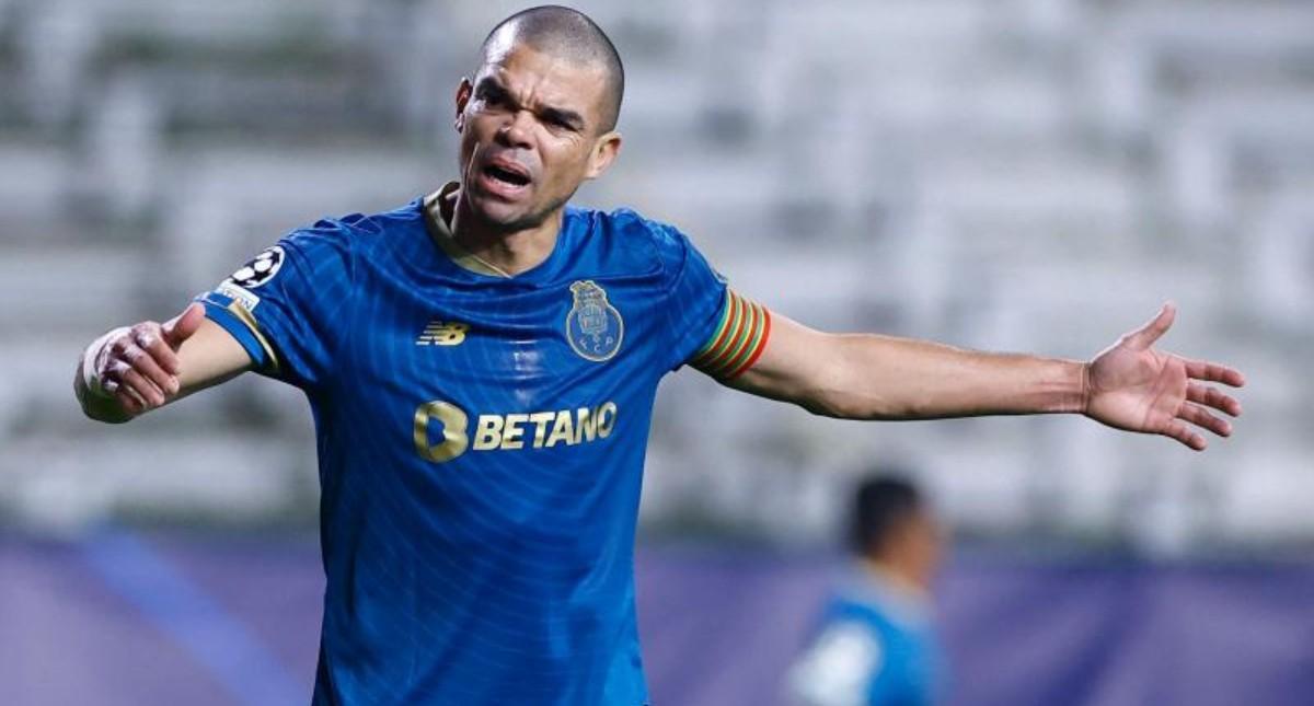 Pepe en el partido de anoche entre el Amberes y el Oporto