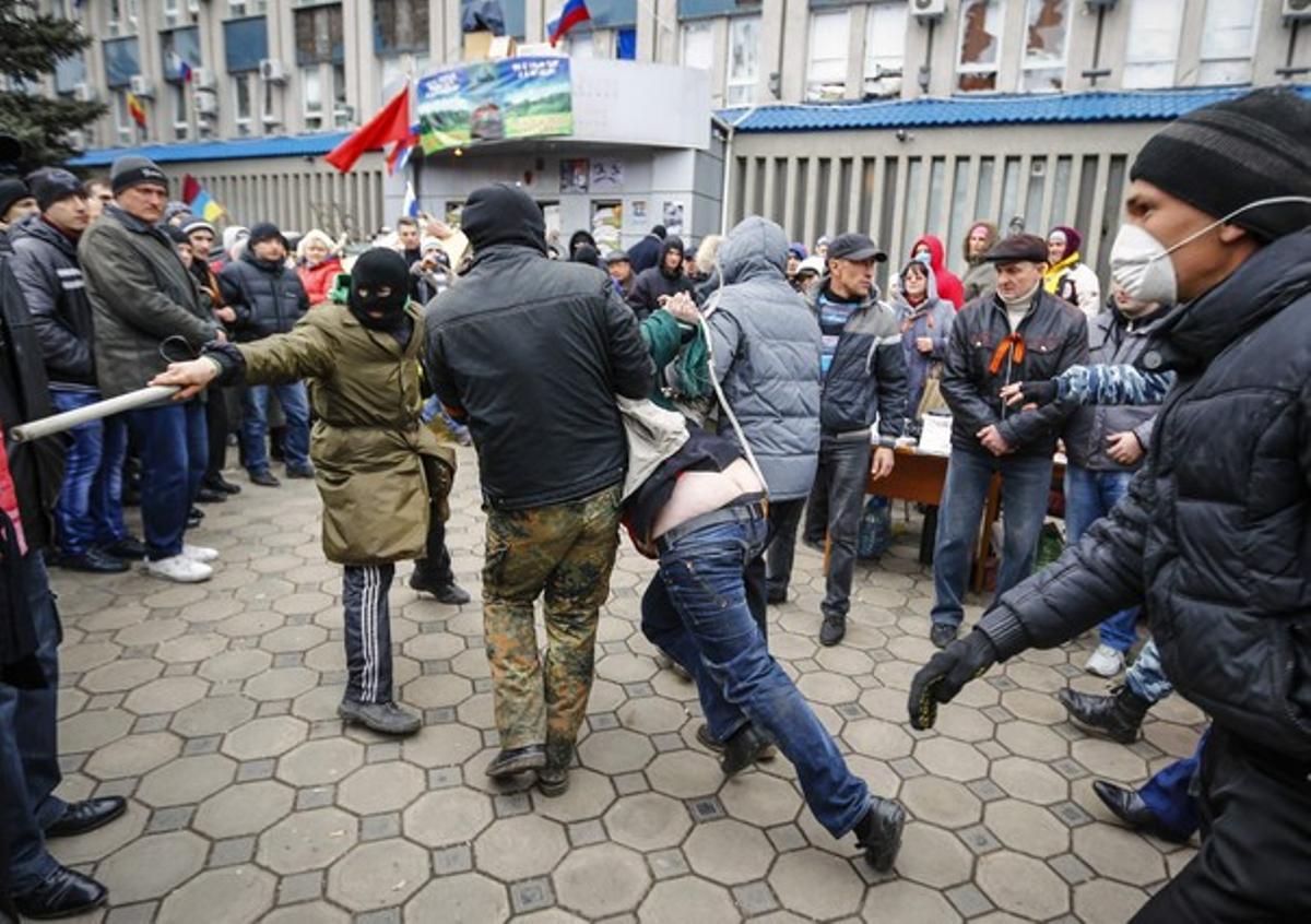 Prorussos detenen un home armat durant una protesta a l’est d’Ucraïna.