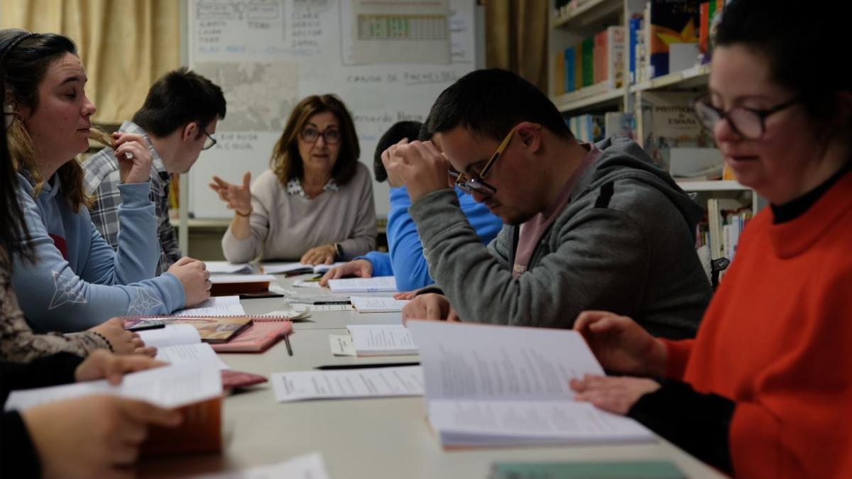Club literario en el centro cultural Puertas de Castilla, en San Basilio.