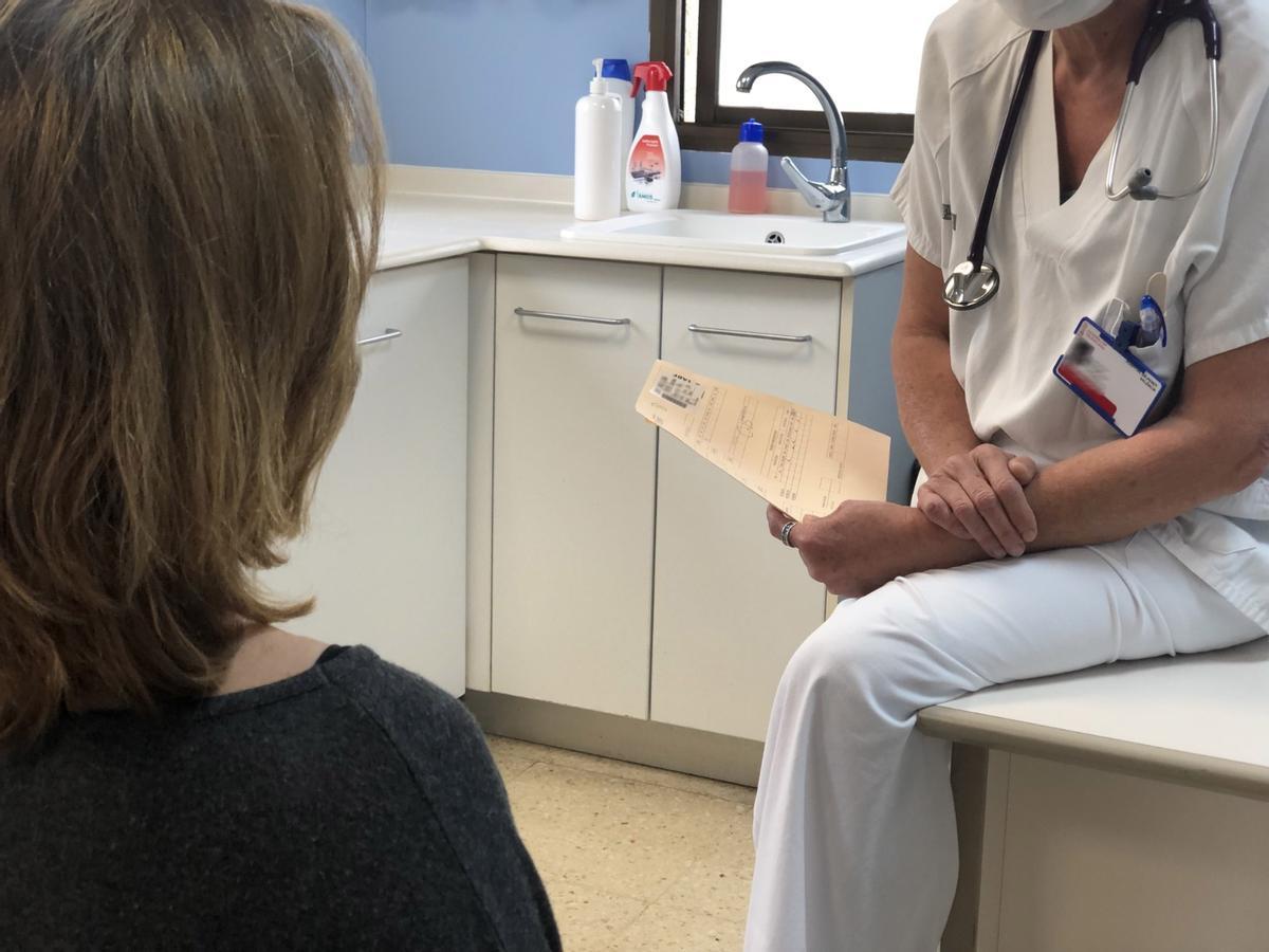 Una médico atiende a una paciente
