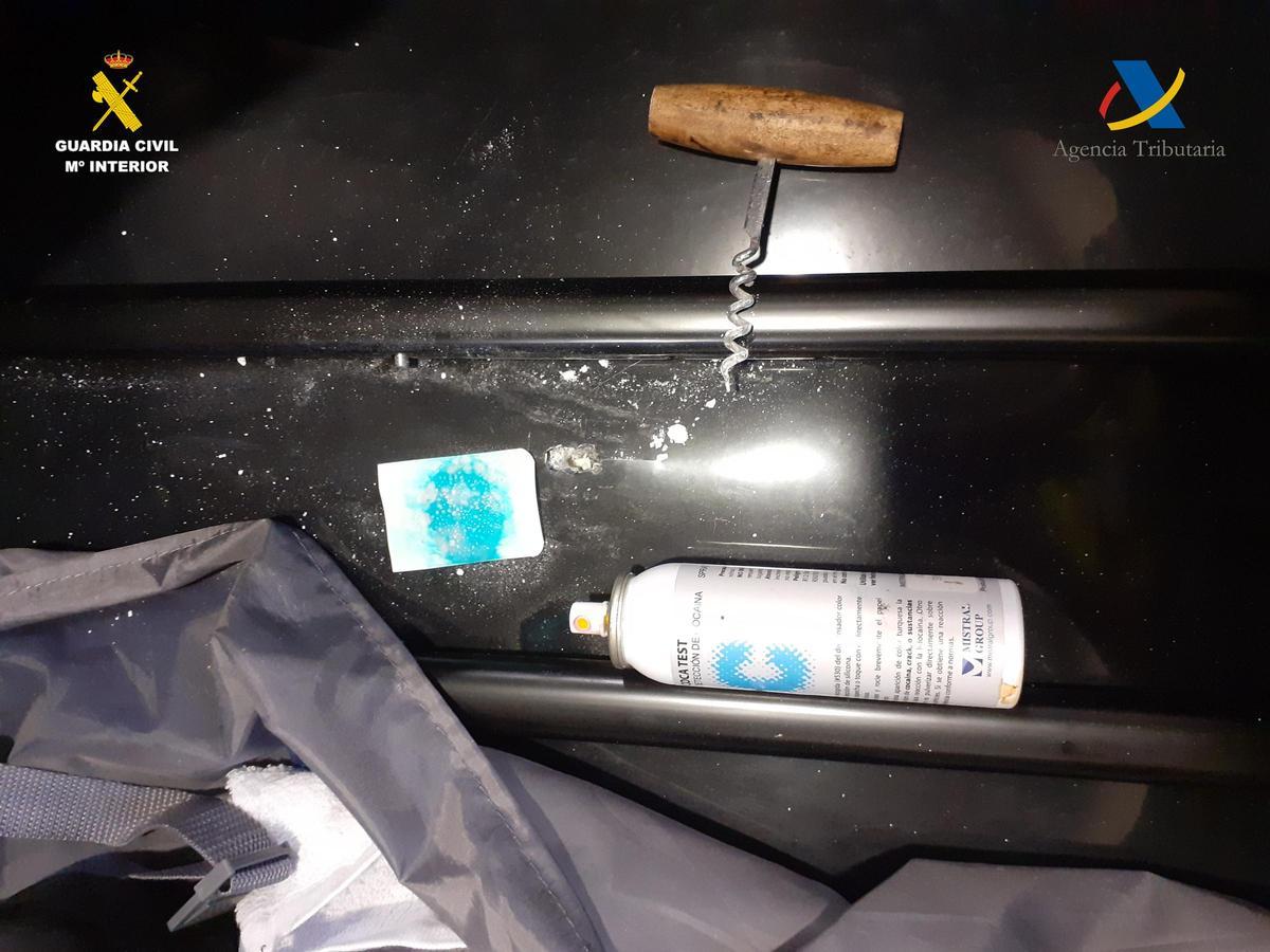 Restos de cocaína en la maleta tras punzonarla.