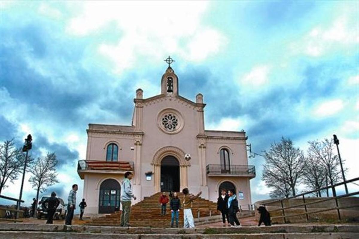 Uns nens juguen a pilota a l’esplanada davant l’ermita de Sant Ramon de Sant Boi, diumenge passat. Uns nens juguen a pilota a l’esplanada davant l’ermita de Sant Ramon de Sant Boi, diumenge passat.