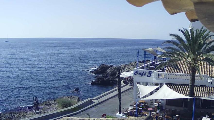 Blau ist das Meer, drückend die Hitze: die Promenade von Cala Ratjada am Donnerstagvormittag (4.8.).