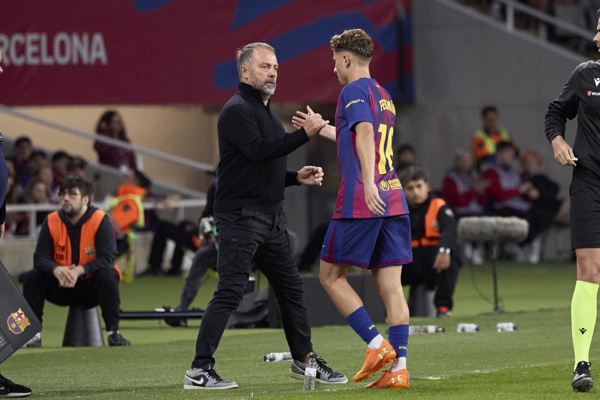 Hansi Flick saluda a Fermín López en un partido del FC Barcelona esta temporada