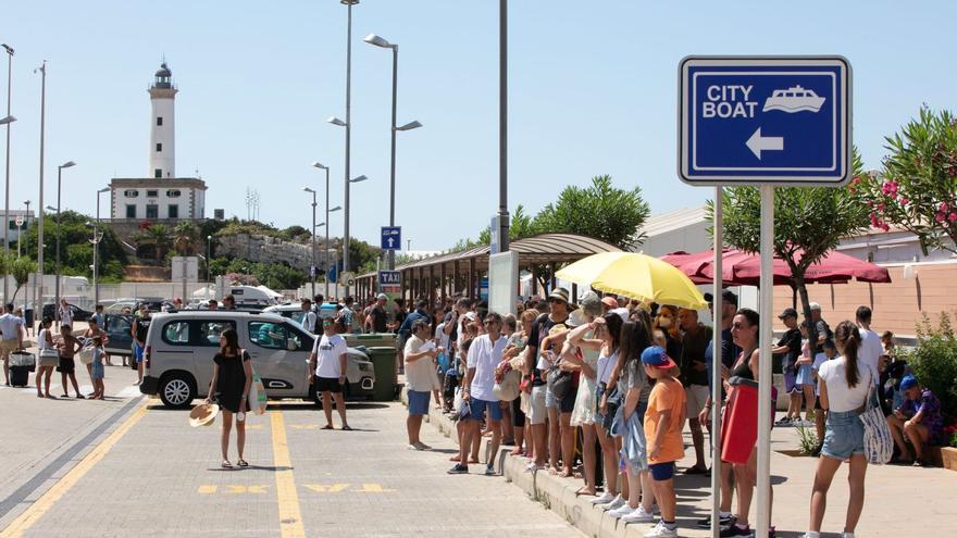 El Consell de Alcaldes quiere frenar &quot;la mala imagen&quot; que se da a los cruceristas en Ibiza