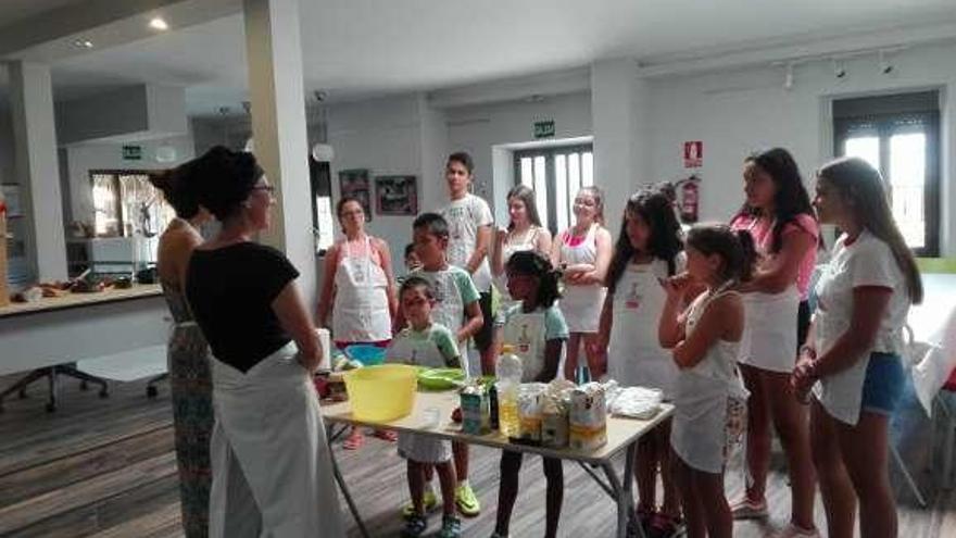 Niños y niñas de Torrefrades en la actividad de cocina.