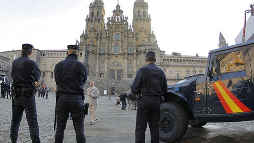 Agentes de la Policía Nacional vigilan la plaza del Obradoiro, en Santiago de Compostela, este viernes
