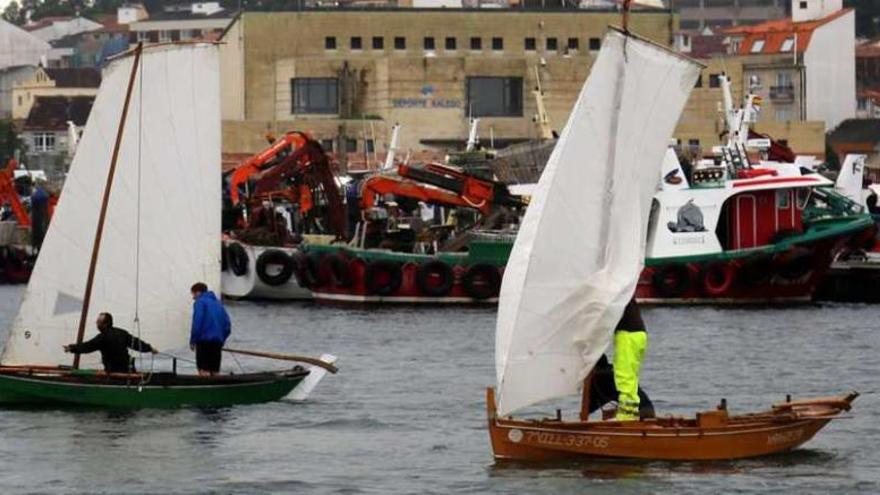 Dos de las naves participantes en la regata de dornas a vela de la Festa do Marisco. // Muñiz