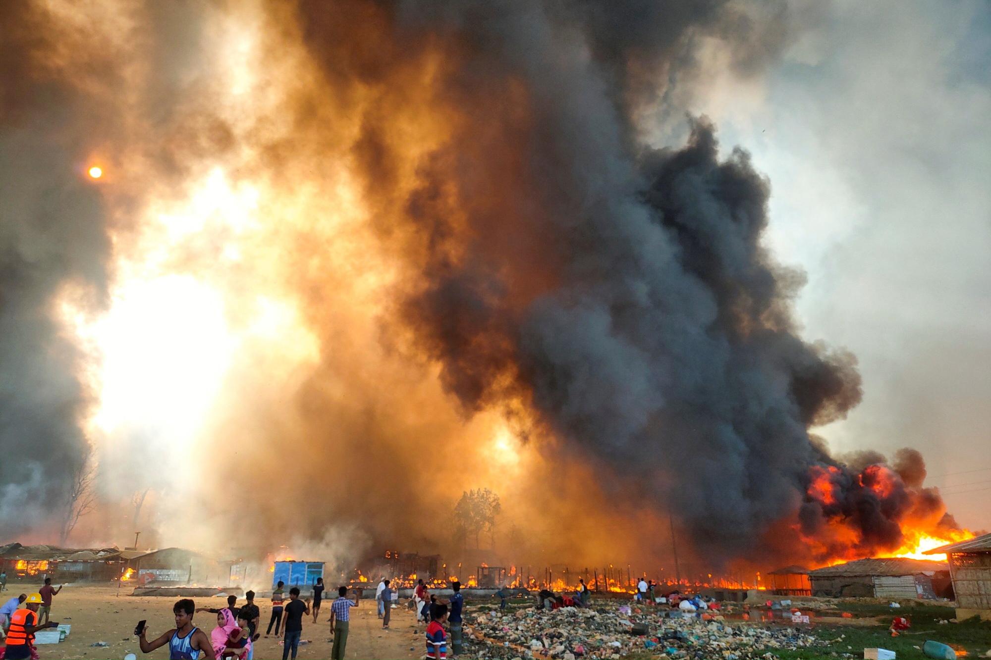 Un incendio en el campamento de refugiados rohingya en Bangladesh .