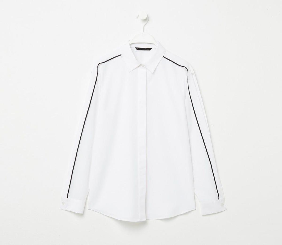 Camisa blanca con raya negra (Precio: 11,99 euros)