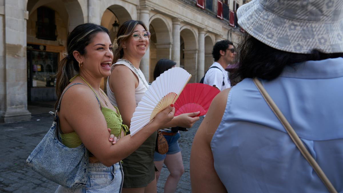 Dos turistas con abanicos en el primer día una nueva ola de calor.