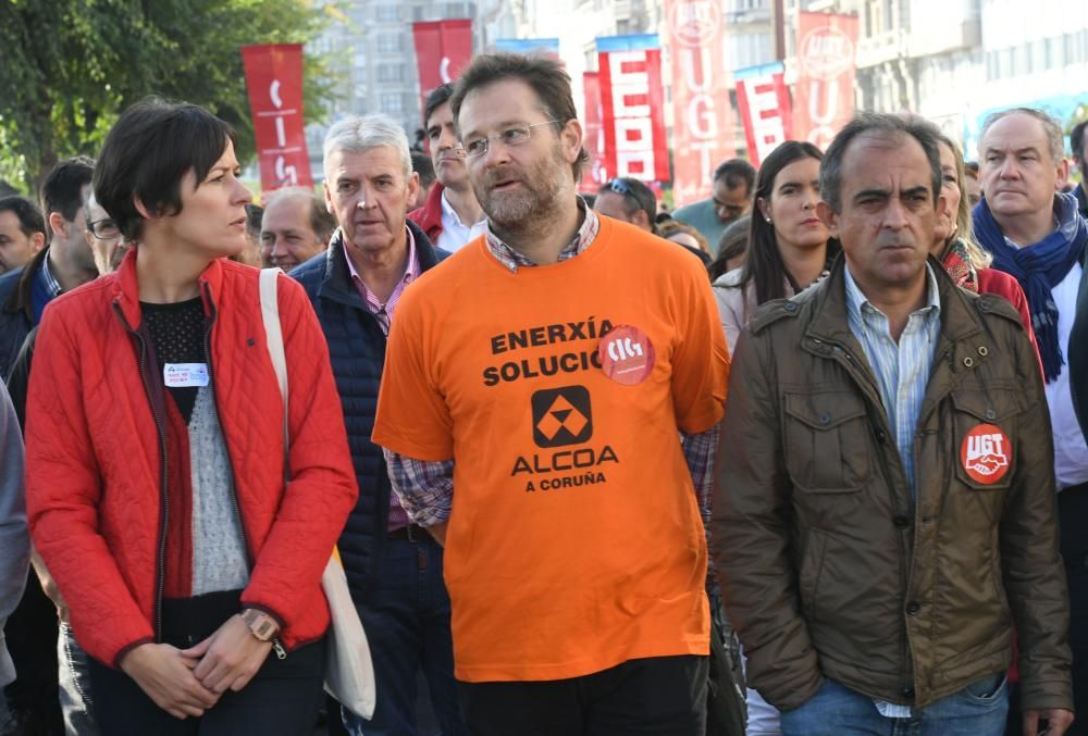 La concentración, que partió de A Palloza hacia la Delegación del Gobieno, contó entre sus asistentes con trabajadores de la planta en Avilés y miembros de la Corporación municipal.