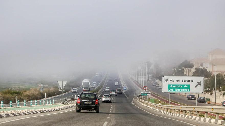 El choque del aire cálido con el mar, ya más frío, provoca bancos de niebla litoral