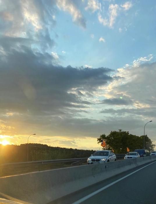 Rua de vehicles cap a Lledoners pel seu pas per Castellgalí