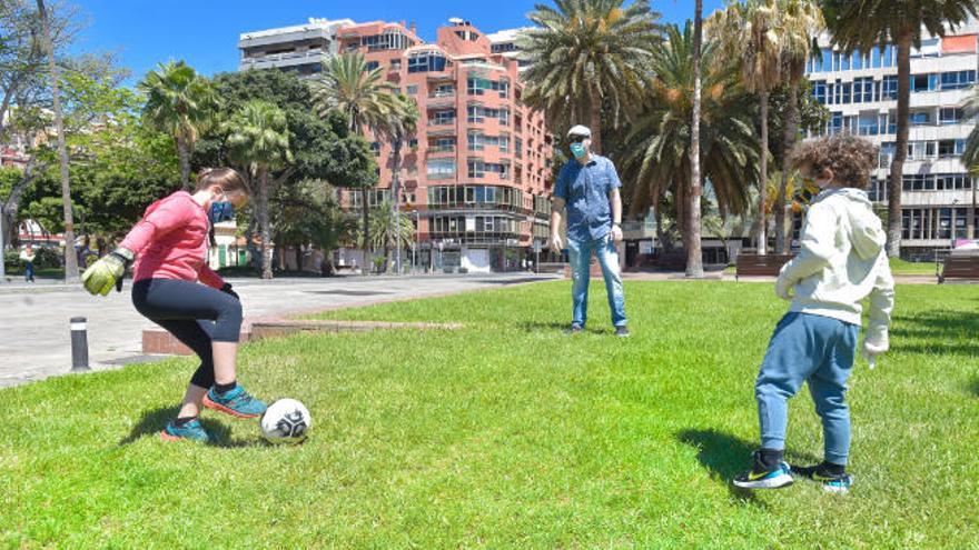 Niños con su padre jugando en el parque Santa Catalina, en la capital grancanaria.